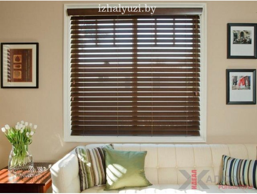 Деревянные жалюзи в гостиной №03