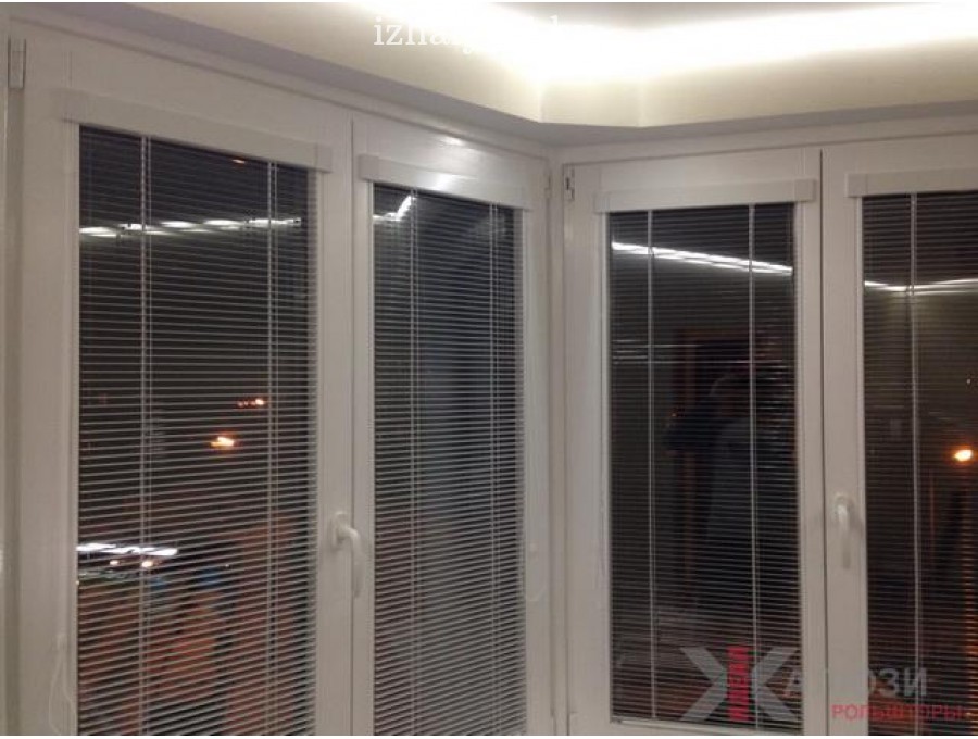 Жалюзи Isotra на деревянные окна №01