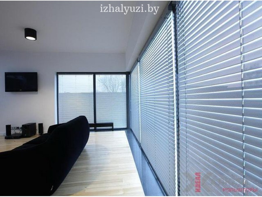 Алюминиевые жалюзи в гостинную