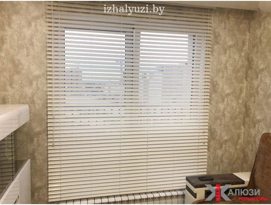 Горизонтальные жалюзи в зал