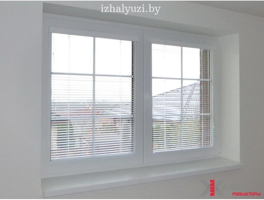 Жалюзи Исотра на окно ПВХ