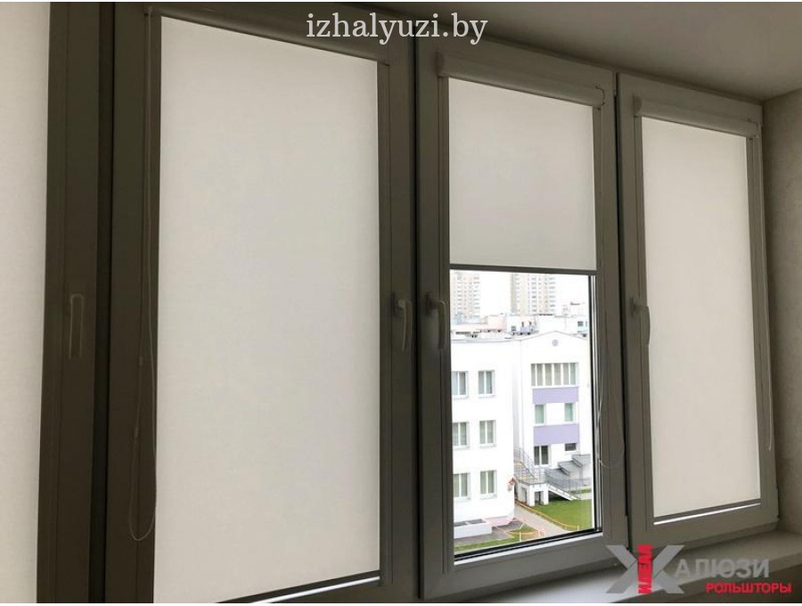 Рулонные шторы с направляющими на лоджию