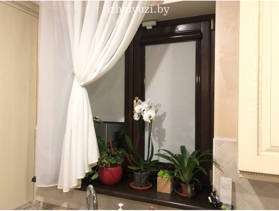 Кассетные рольшторы с коричневым коробом