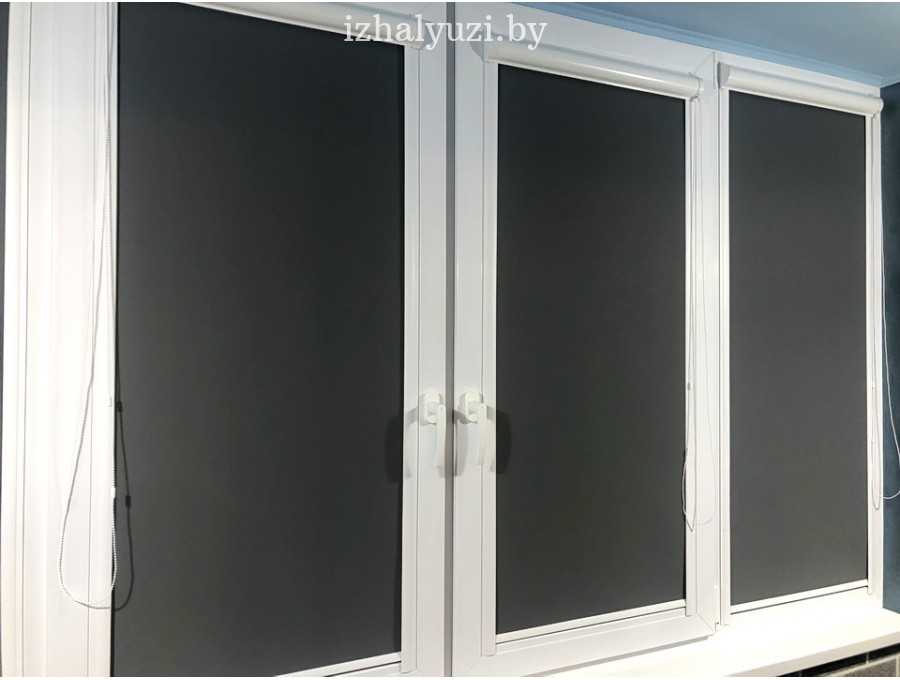 Рольшторы на балкон в коробе с направляющими