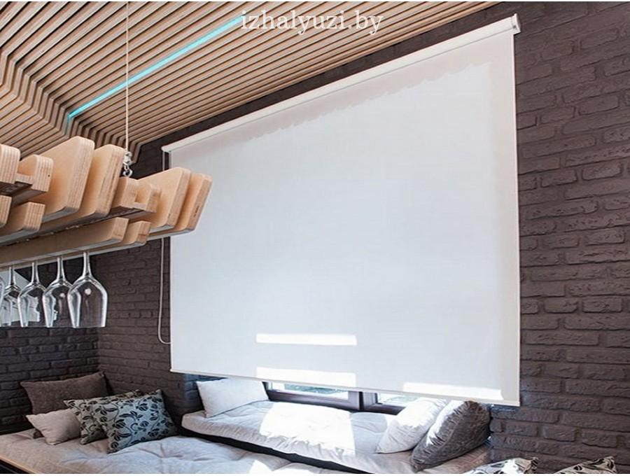 Свободновисящие рольшторы в кафе