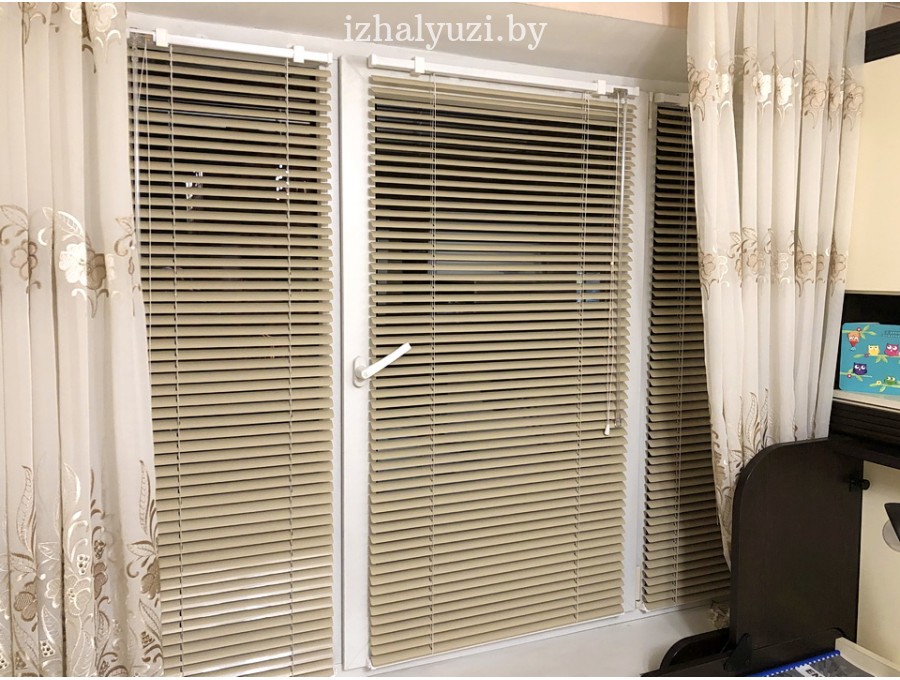 Горизонтальные жалюзи для трехстворчатого окна