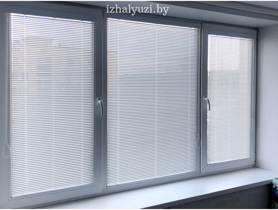 Жалюзи Исотра на трехстворчатое окно
