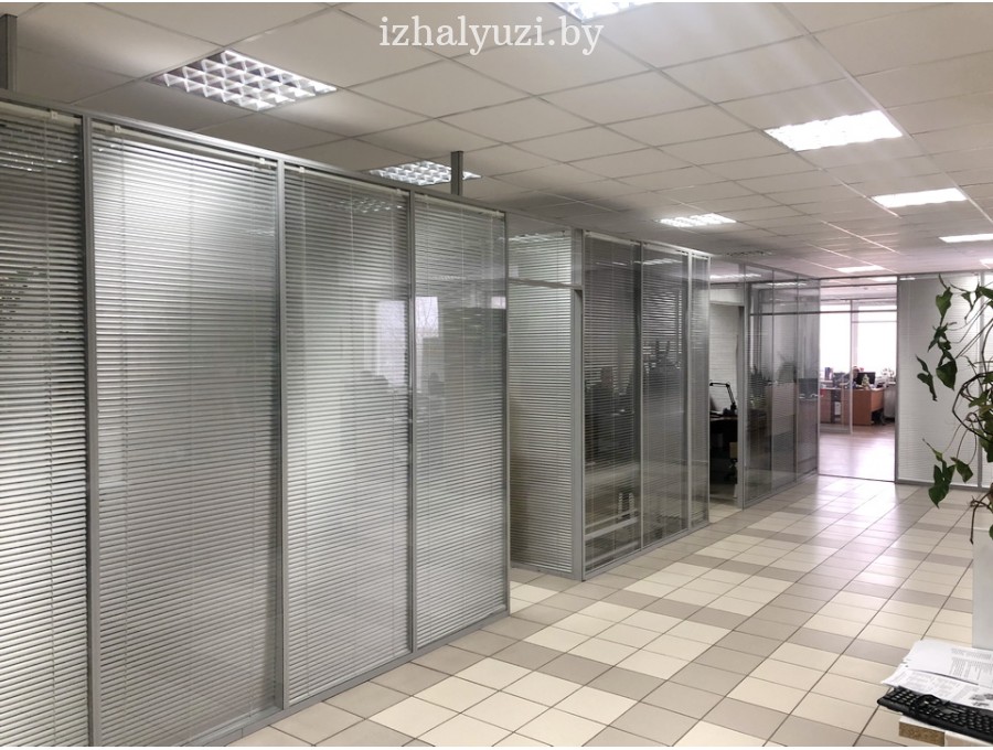 Жалюзи в офис на стеклянные перегородки