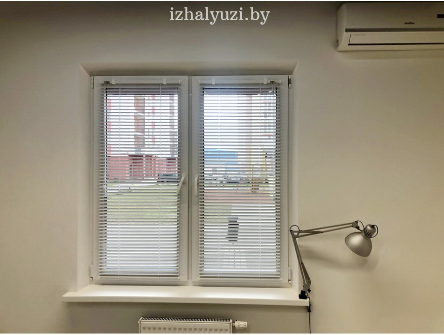 Жалюзи в офис для небольшого окна