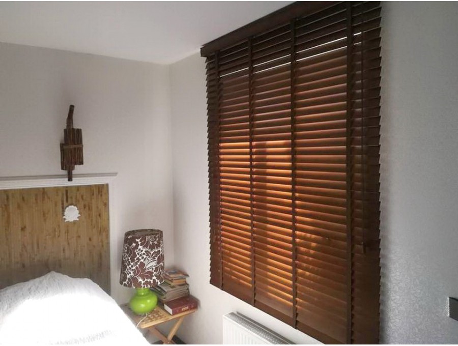 Деревянные жалюзи для спальни