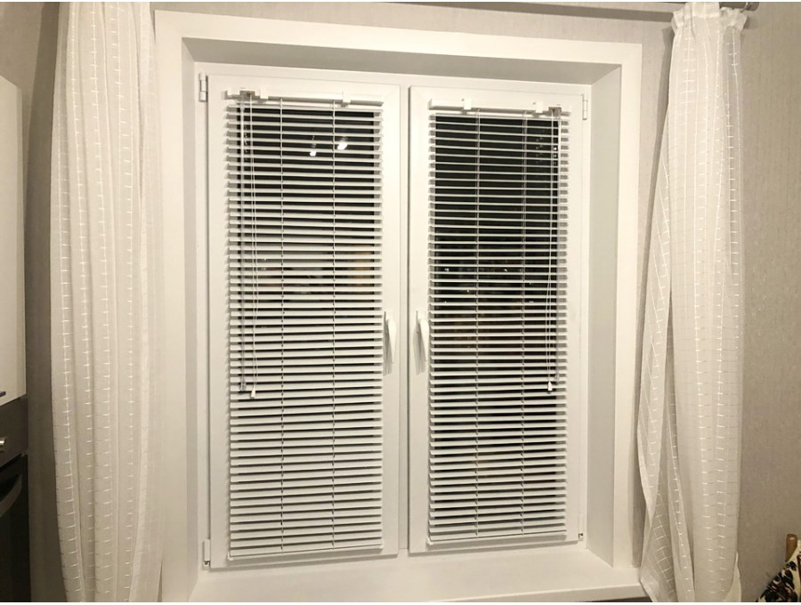 Горизонтальные жалюзи для окна на кухню