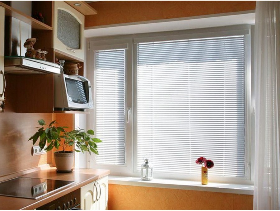 Жалюзи для кухни на широкое окно