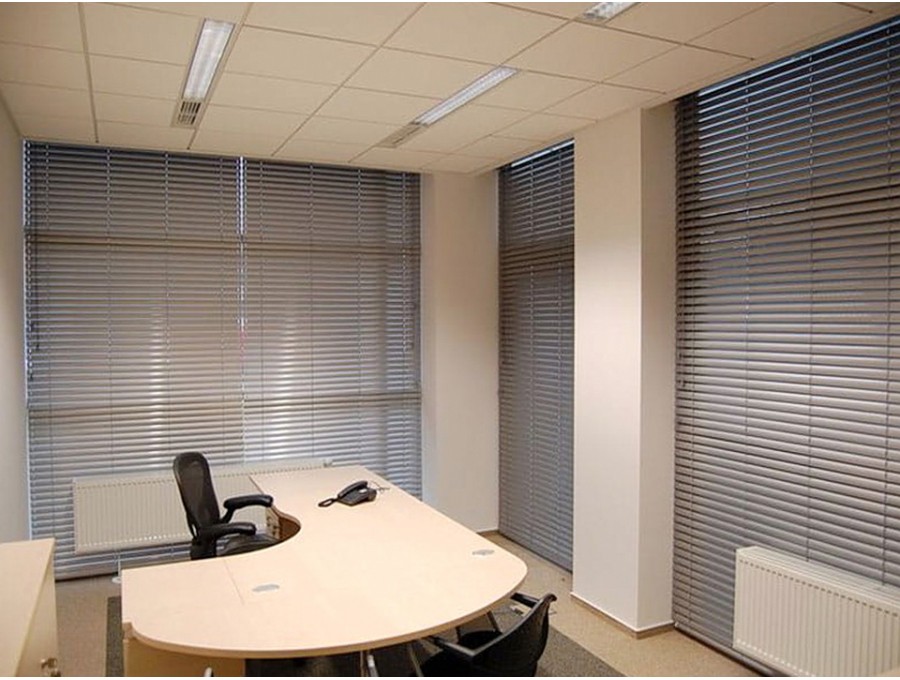 Жалюзи в офис на панорамные окна