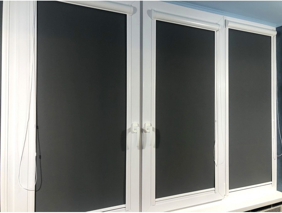 Рольшторы на балкон в коробе с направляющими