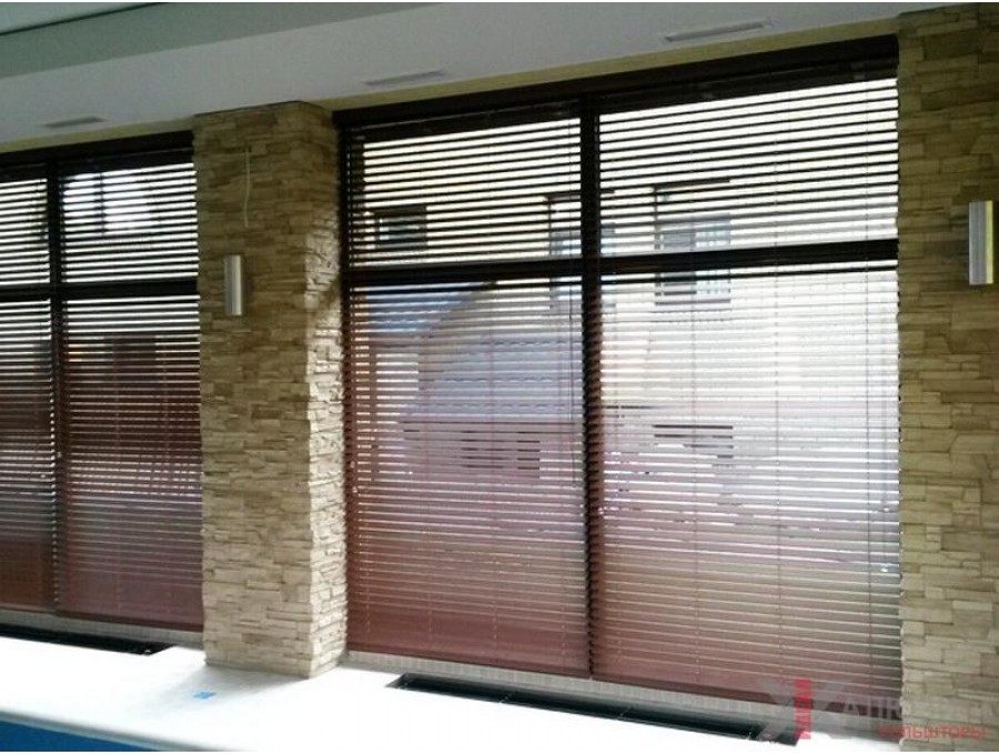 Пластиковые жалюзи под дерево в бассейн