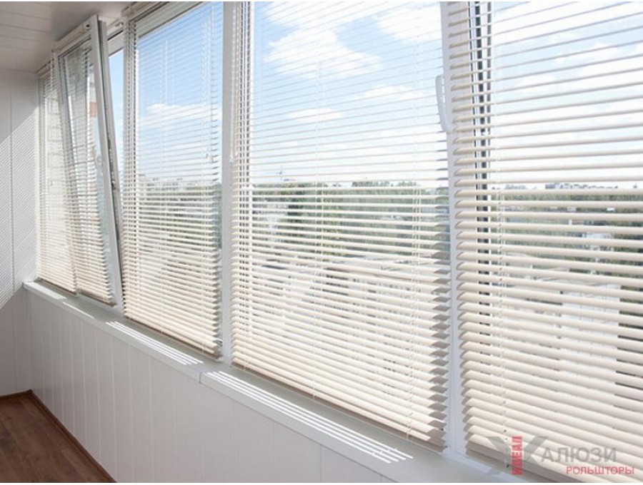 Горизонтальные жалюзи на лоджию
