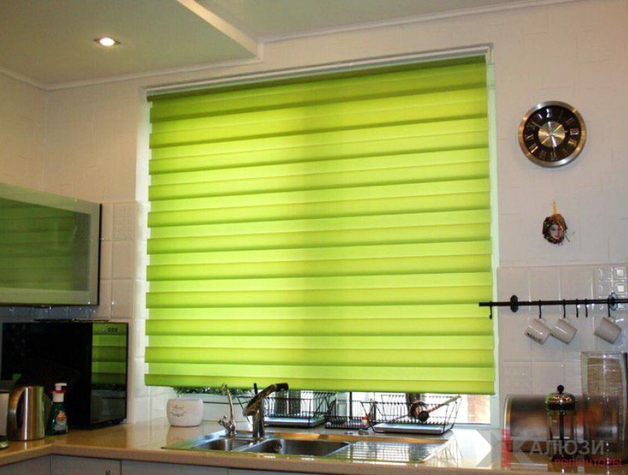 Рулонная штора день-ночь на кухню