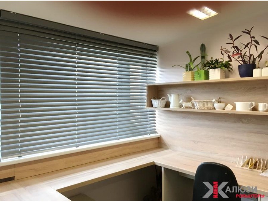 Горизонтальные жалюзи в кухню