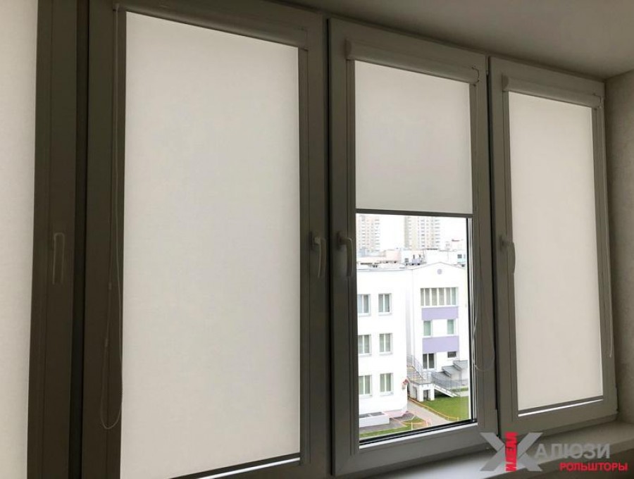 Рулонные шторы с направляющими на лоджию